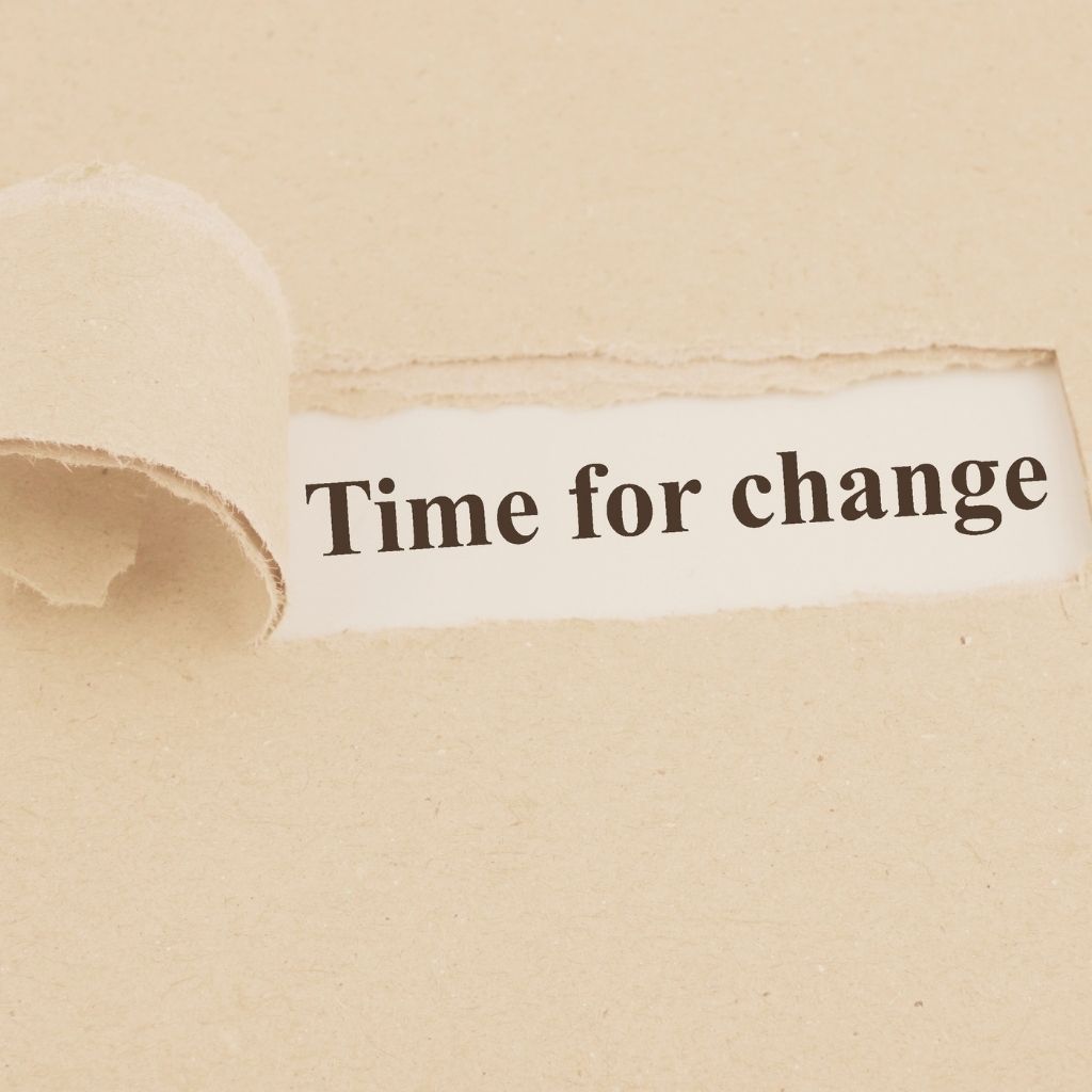 Aufgerissenes Blatt mit Schriftzug Time for change