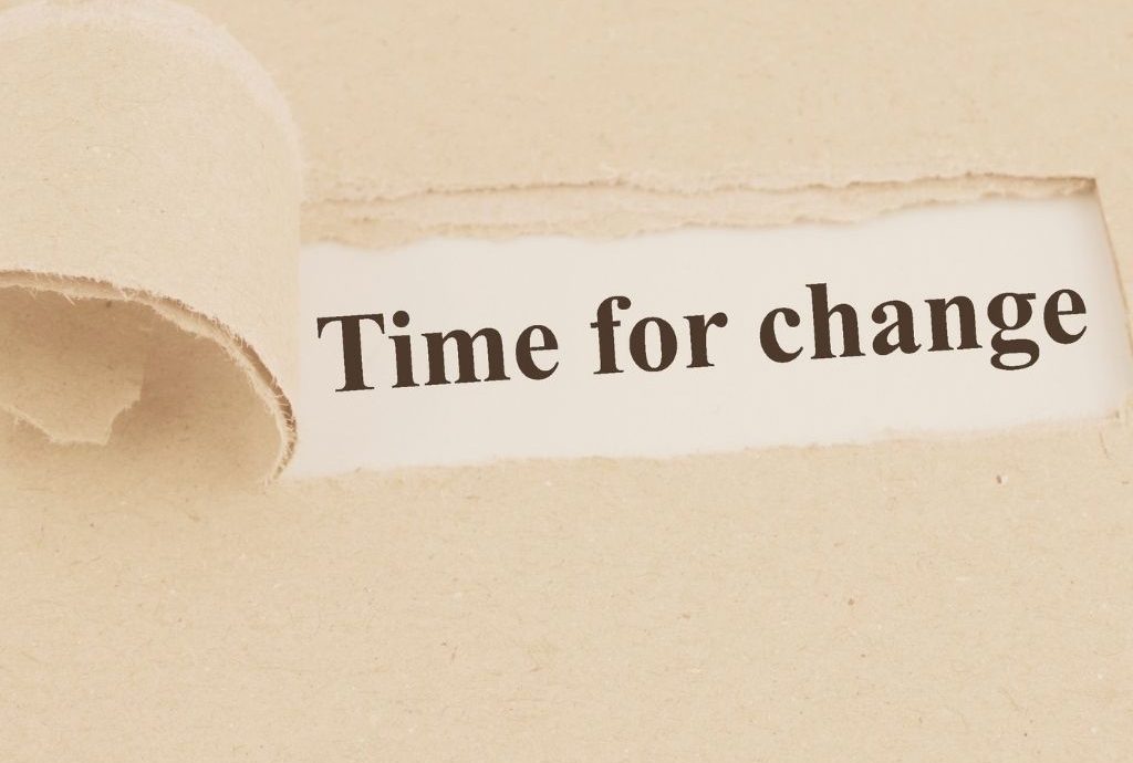 Aufgerissenes Blatt mit Schriftzug Time for change