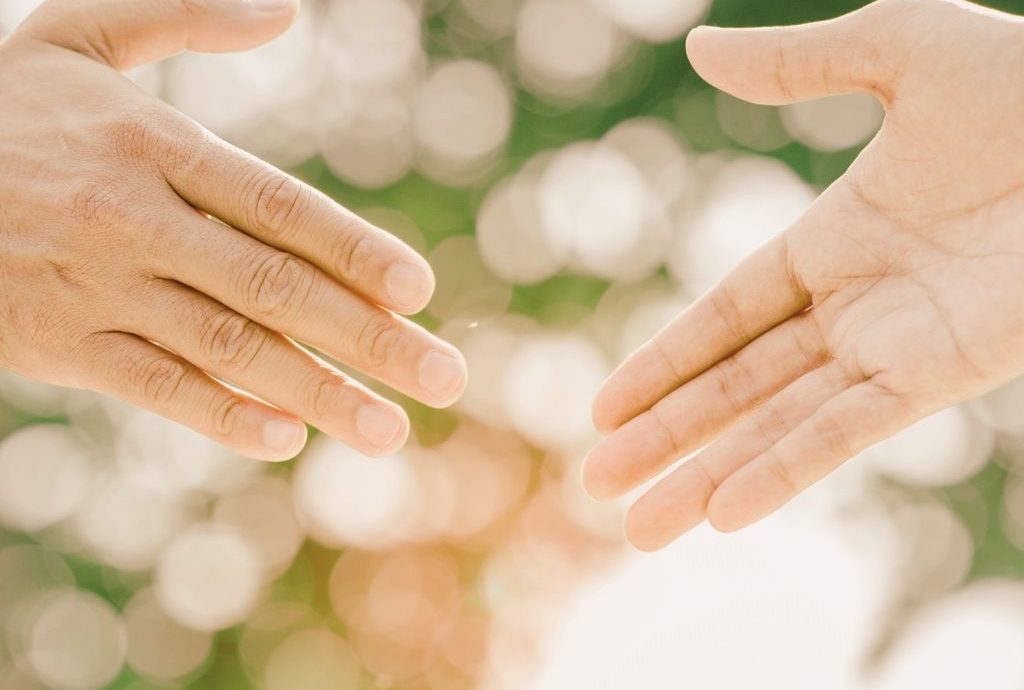 Zwei Hände gehen auf einander zu