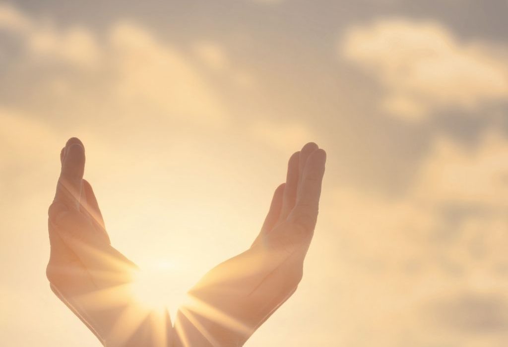 Zwei Hände geöffnet nach oben gerichtet mit Sonnenstrahlen